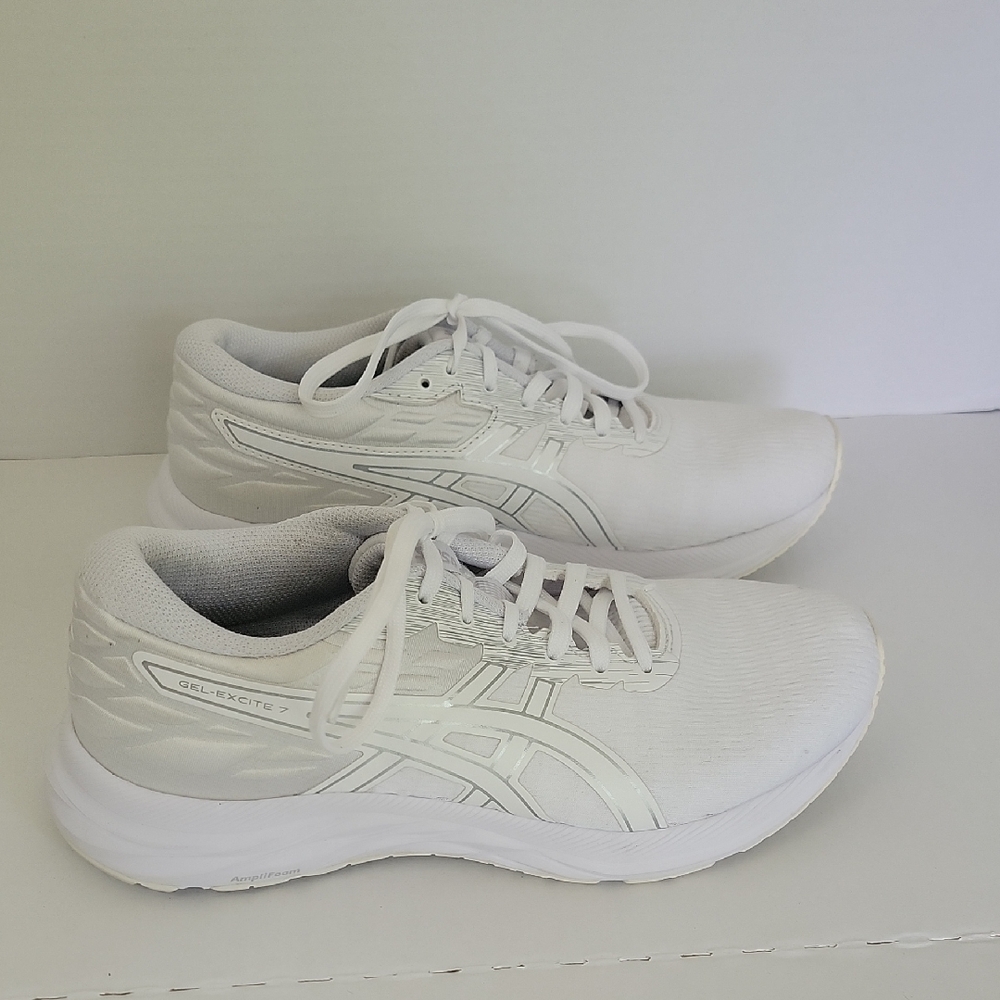 Asics White Gel Excite 7 Amplifoam  Shoes Streamlined Design. Size 7.5.